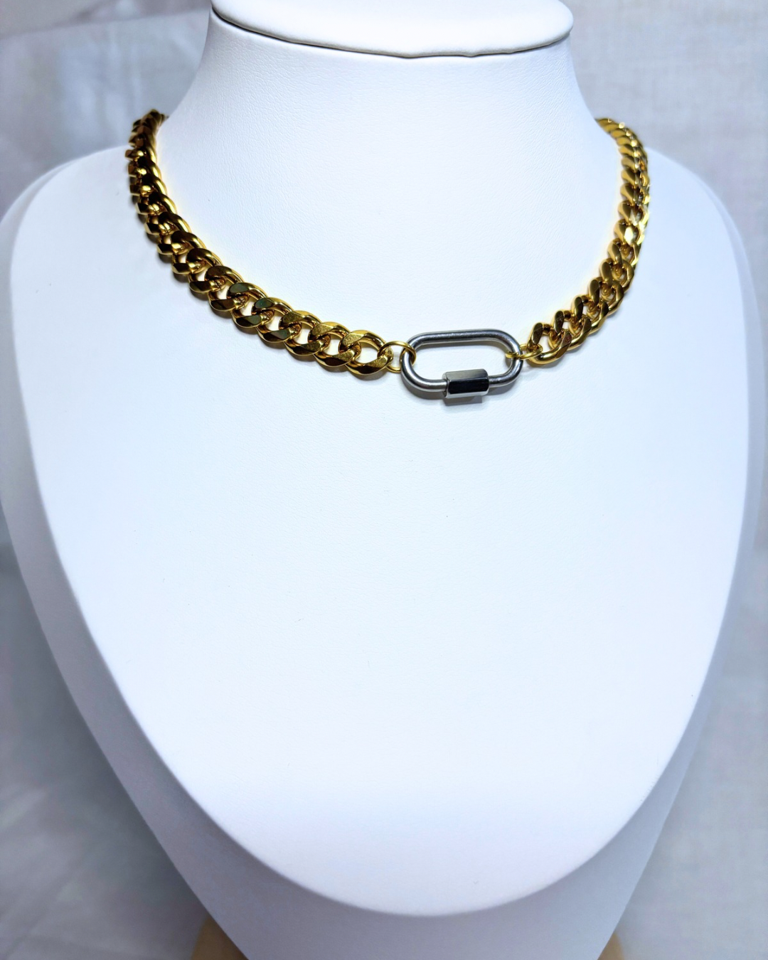 Zalia Carabiner Chain